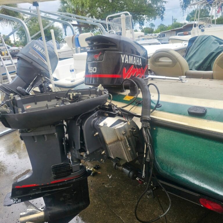 Outboard engine and transom rigging on a recreational boat during marine service